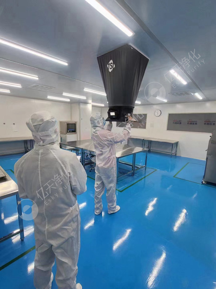 The 8380 Digital Airflow Hood measures airflow through a variety of air outlets (diffusers, louvers, etc.). It is lightweight, weighing only 3.4Kg, making it easy to carry around. The 8380 can also be used as a stand-alone unit or to support a variety of thermal air velocity probes to provide a variety of measurement functions and provide data storage and processing capabilities (up to 26,500 data points with time scales).  